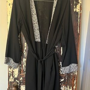 Elegant Cabernet women’s lightweight B & W floral  Robe w pockets. Size S/M.